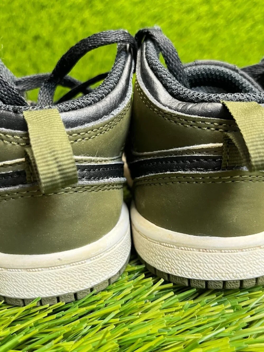 Nike Air Jordan 1 Mid Boys Size 9C‎ Green Black Athletic Leather Shoes Sneakers
